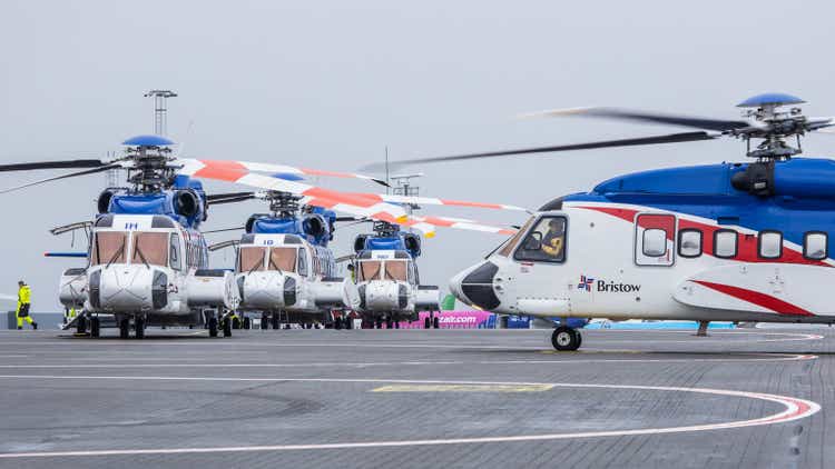 Eine Bristow Helicopters Sikorsky S-61N auf der Rampe des Flughafens Bergen
