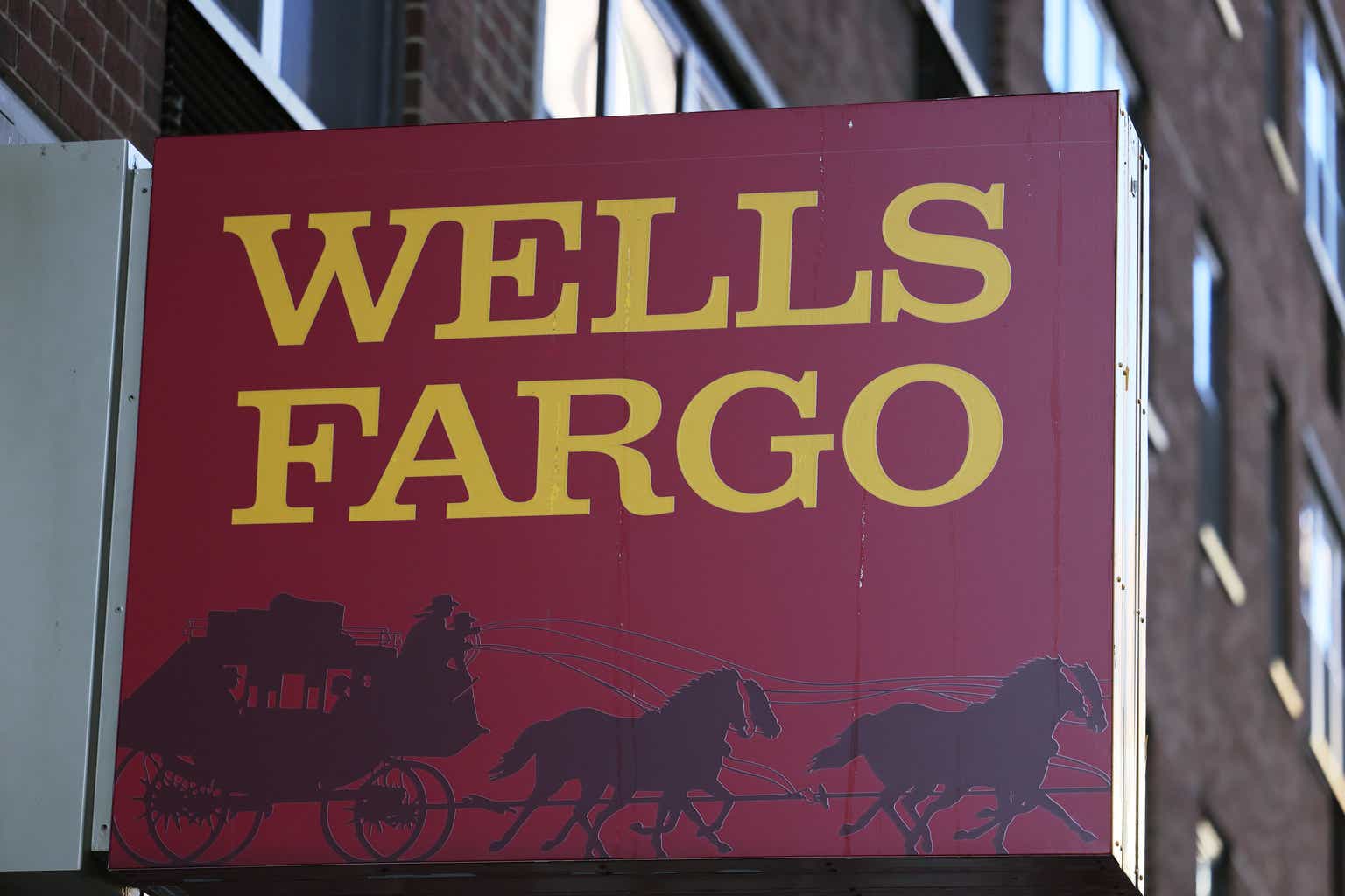 Wells Fargo (WFC) Stock: Still Cautious Despite Solid Results