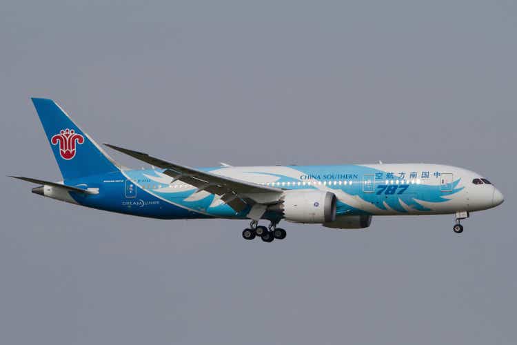 China Southern Airlines Boeing 787 Dreamliner landing in Vienna, Austria
