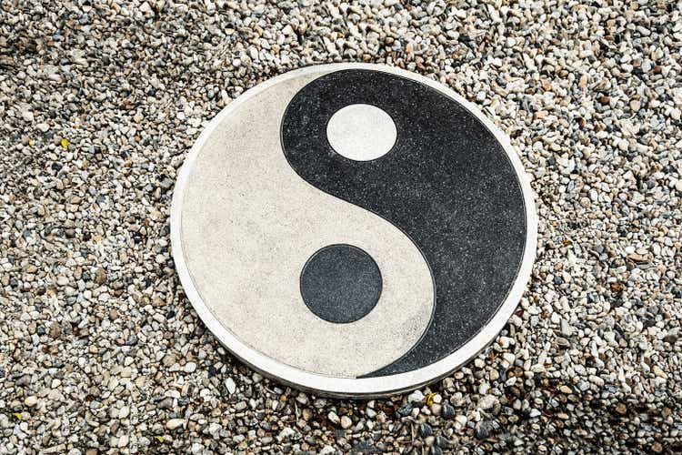 Yin Yang szimbólum a természetes vízkövek hátterén