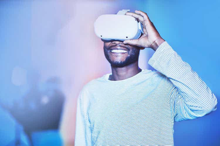 Futuro dell"innovazione digitale, uomo nero con visore per realtà virtuale in metaverso AI o sfondo al neon 3d. Tecnologia VR del giocatore con realtà aumentata, occhiali scifi ux o Africa futuristica