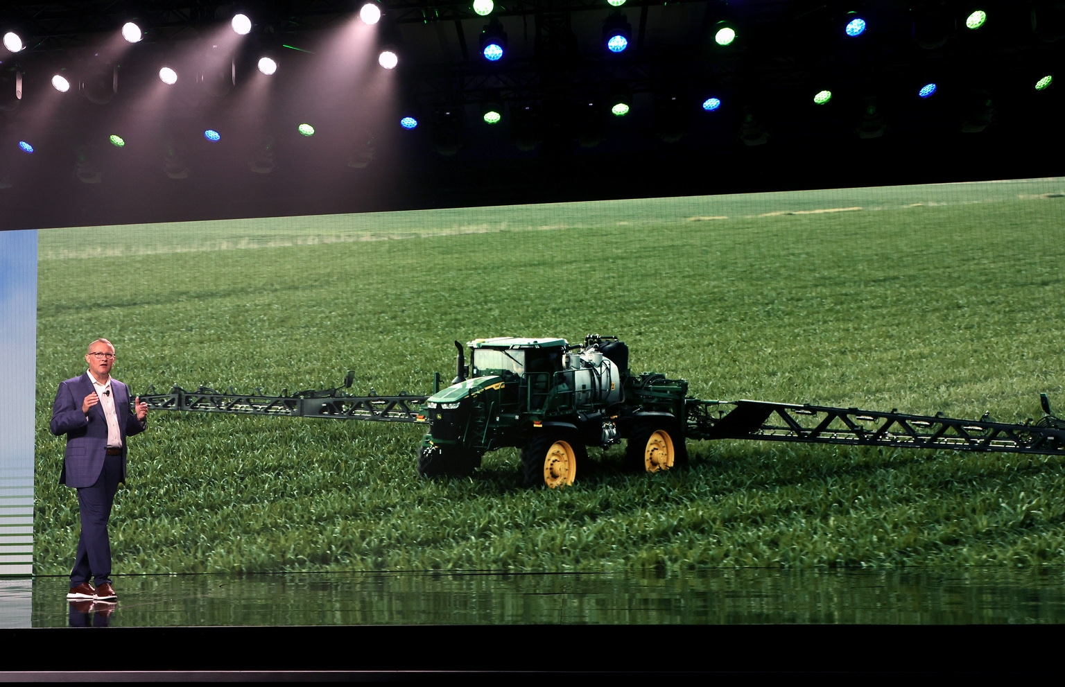 Deere Stock Looks Overvalued (NYSE:DE) - Vimarsana News