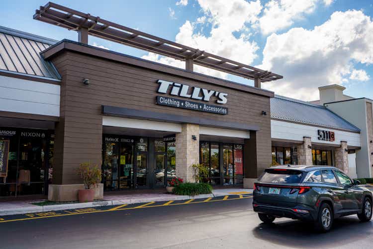 Photo of shops and restaurants at Tower Shops outdoor mall Davie Florida Tillys