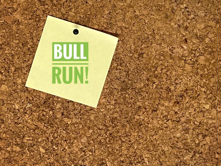 "BULL RUN" word on yellow pinned note