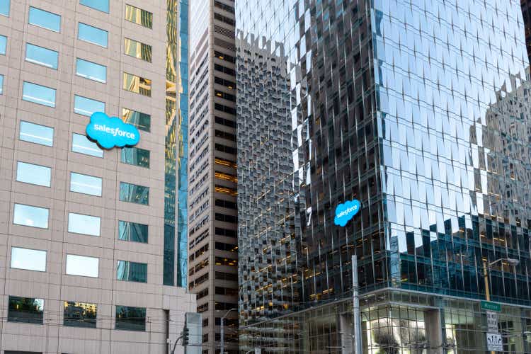 Street scenes of Transit Center Salesforce at Bay 29, San Francisco, CA, USA. Cars and buses in movement and people walking on the streets.