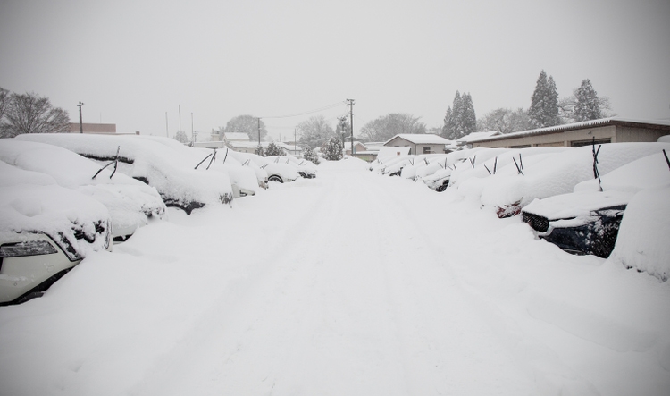 Heavy snow in North Japan has cars stuck in car park