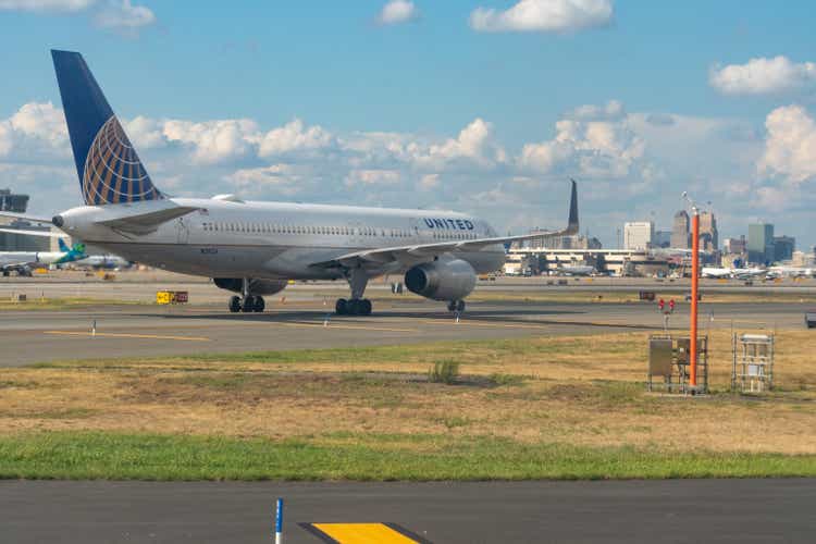 A United Airlines 737 prepares for takeoff
