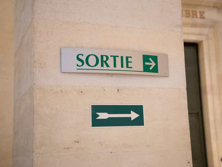 exit sign with arrow indicating in french text sortie means exit