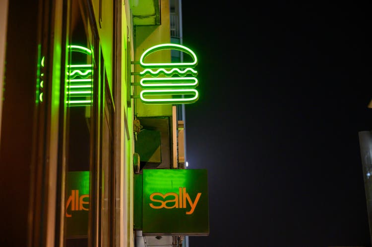 Sinal de néon Shake Shack e sinal de Sally à noite