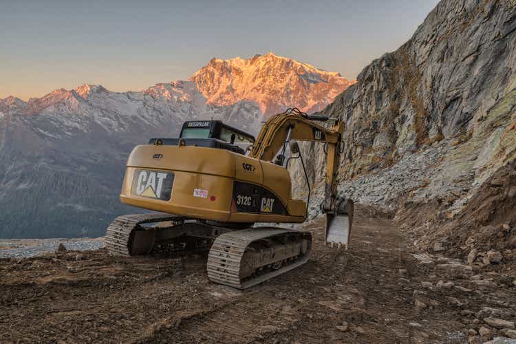 Caterpillar shares notch seven-day winning streak (NYSE:CAT