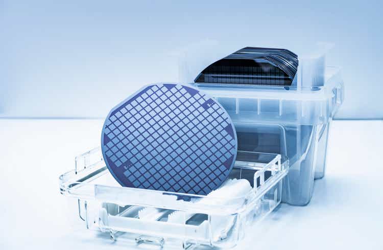 Silicon Wafers in plastic holder box