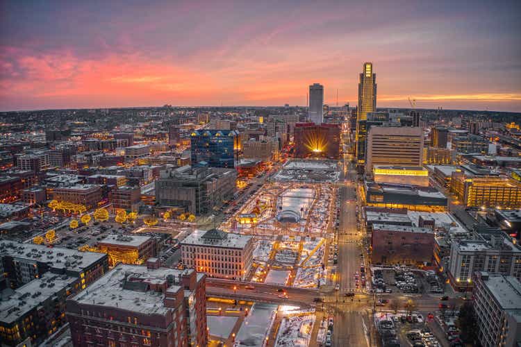 Vista aérea de una puesta de sol de invierno en Omaha, Nebraska con luces navideñas