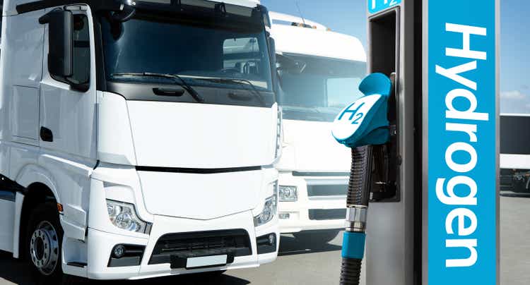 Wasserstofftankstelle mit LKW