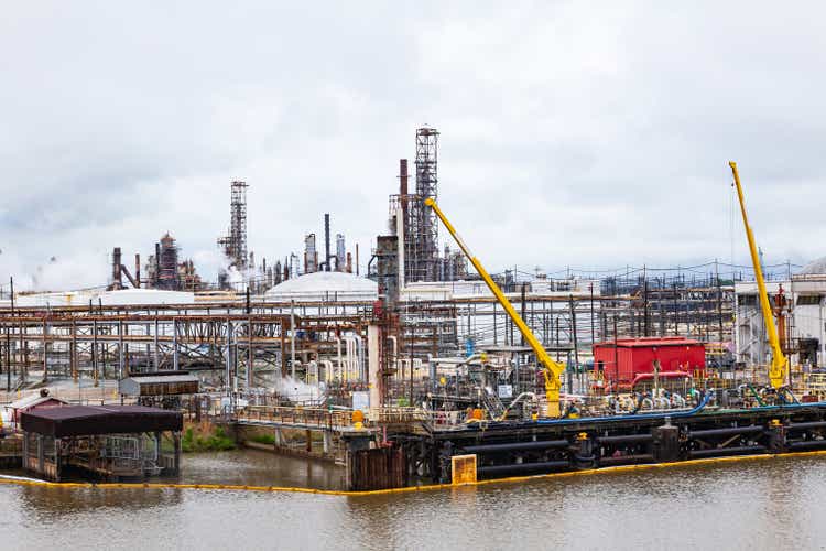 Raffineria di petrolio a Beaumont, Port Arthur, USA.