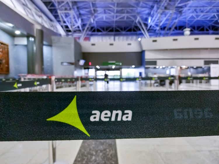 Detail of the retractable tape branded with AENA Guararapes International Airport in Recife