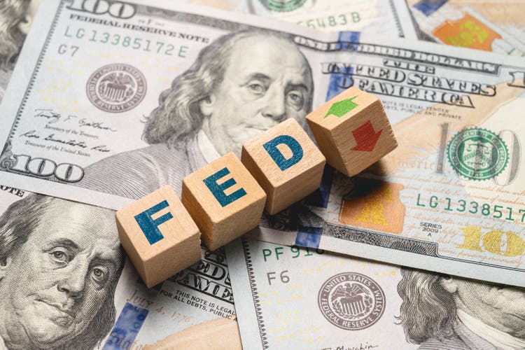 Wooden cubes with FED and up and down arrows for more than 100 usd.Fed's idea of ​​raising interest rates to curb inflation