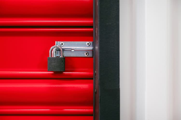 Vorhängeschloss der Self-Storage-Tür mit roter Tür