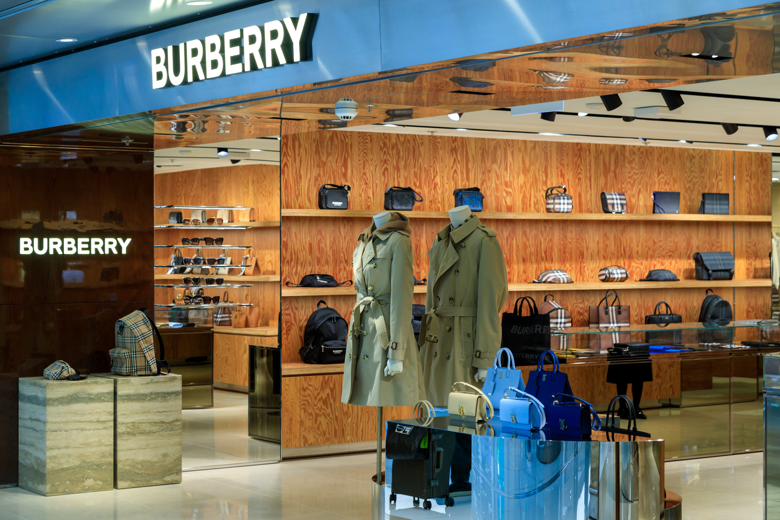 Burberry outlet vs clearance store