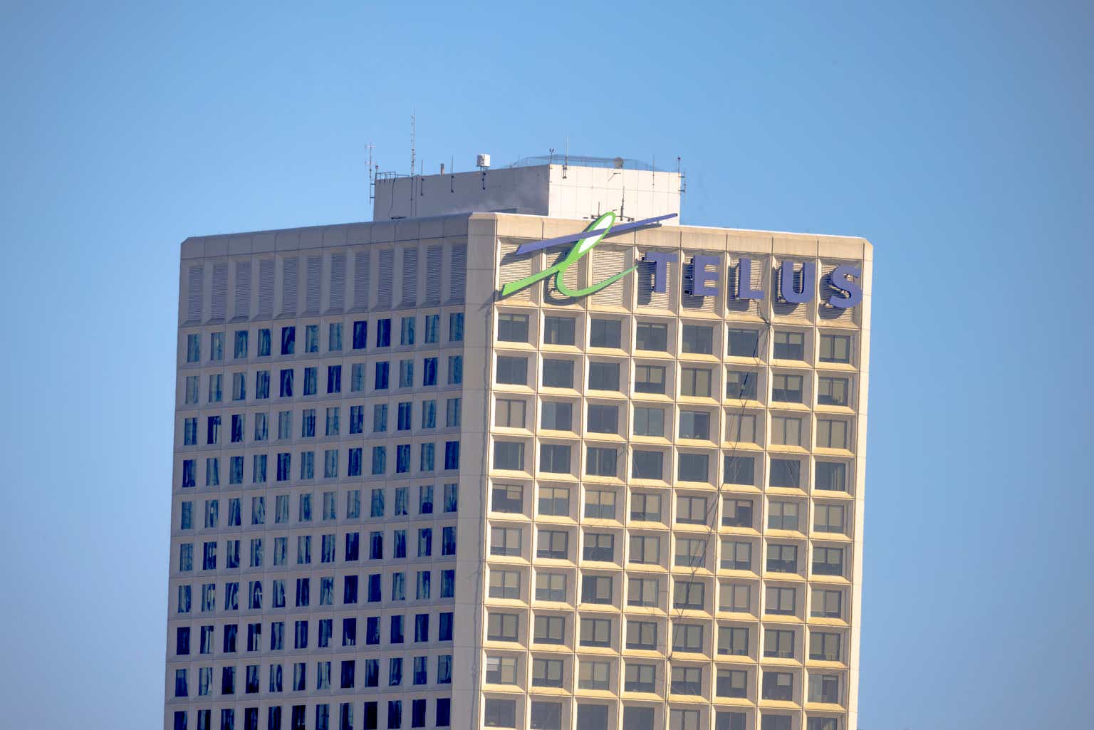 TELUS: Strategic Acquisitions Creating Diversified Growth (TSX:T:CA)