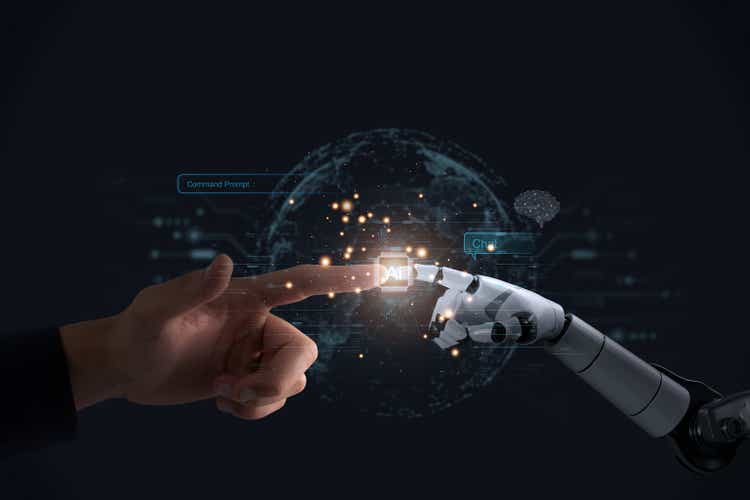 Maschinelles Lernen Roboter- und menschliche Hände, die den Hintergrund einer massiven Datennetzwerkverbindung berühren, verwenden futuristische und hochmoderne Technologien der künstlichen Intelligenz.