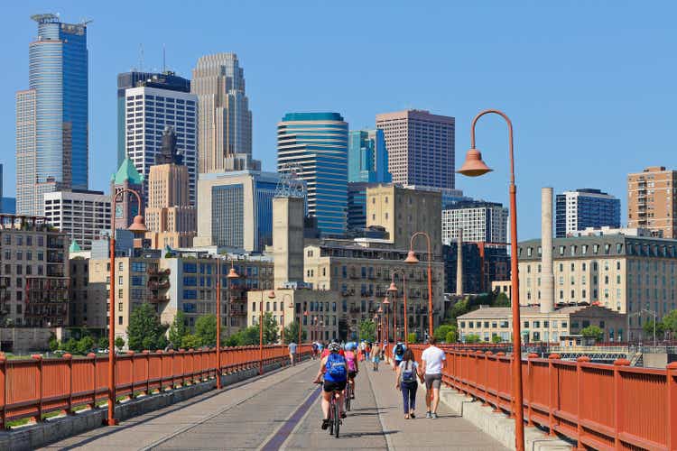 Minneapolis pushes forward on higher pay rules for Uber and Lyft drivers