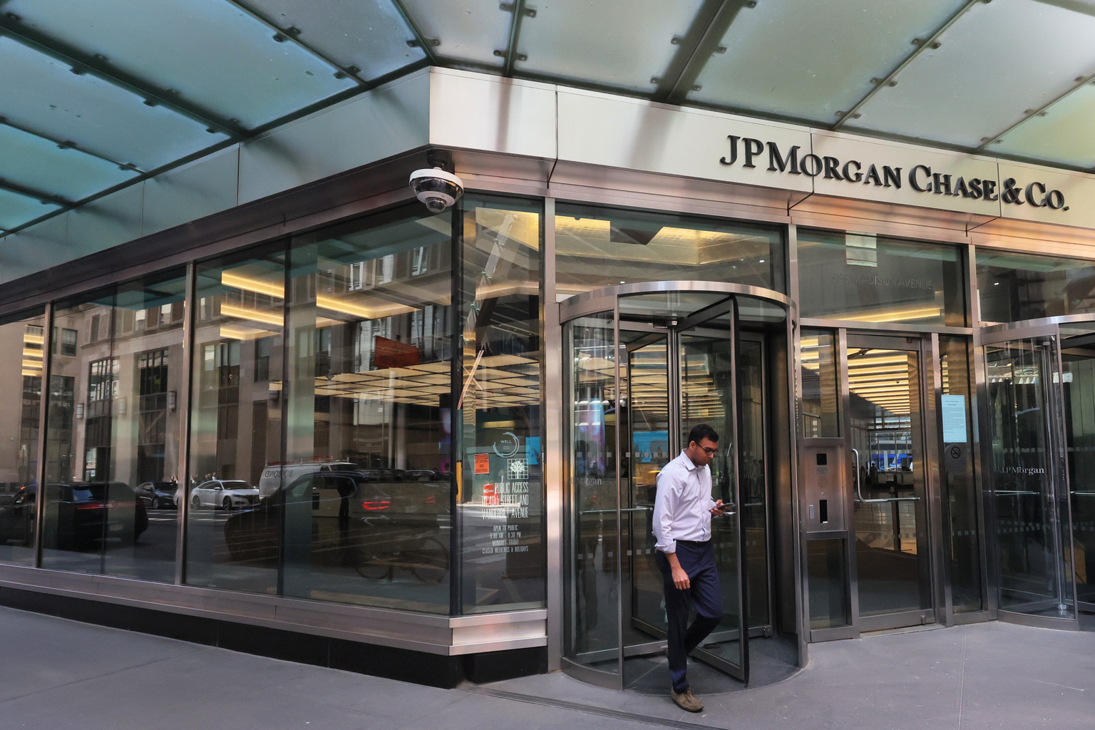 JPMorgan Chase: Stretching Out Its Lead In A Tough Bank Stock ...