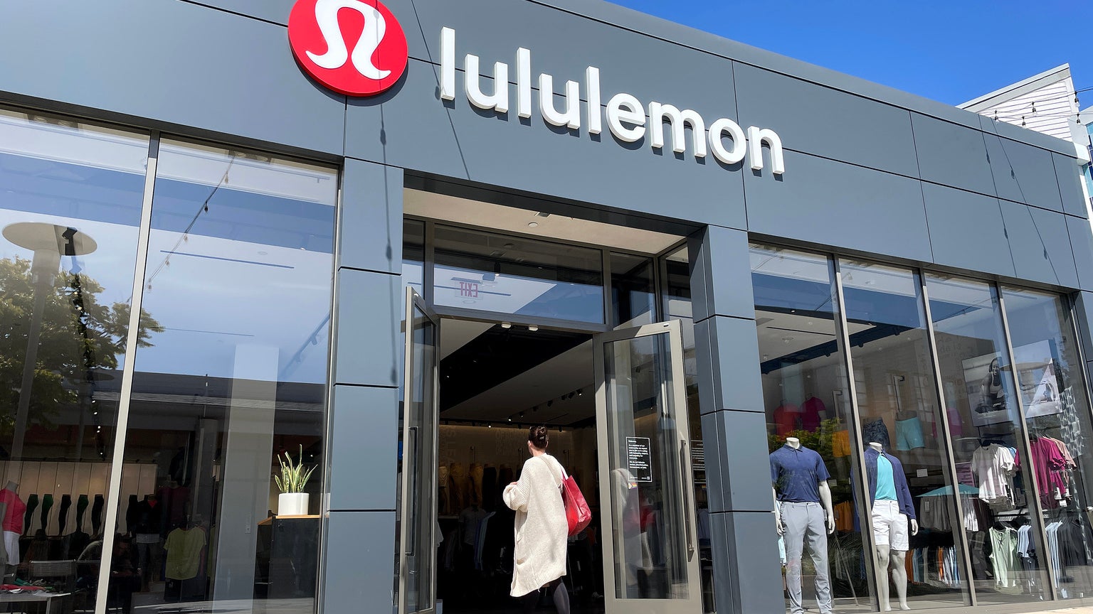 Lululemon: Outperforming Peers And Gaining Market Share, Yet