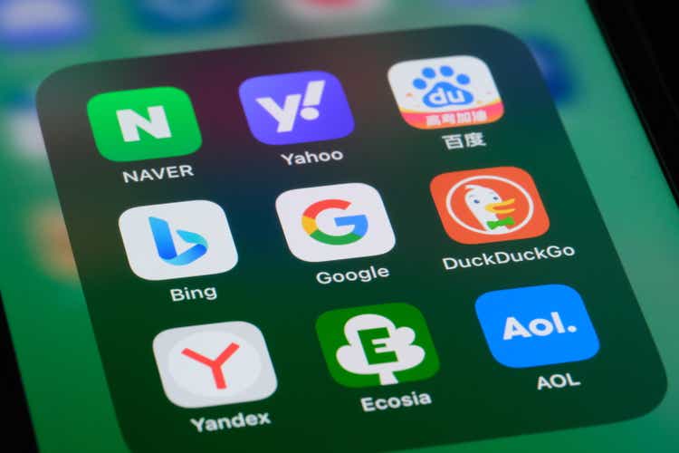 Google Search, Bing, NAVER, Yahoo, Baidu, DuckDuckGo, Yandex, Ecosia, AOL app icon on screen