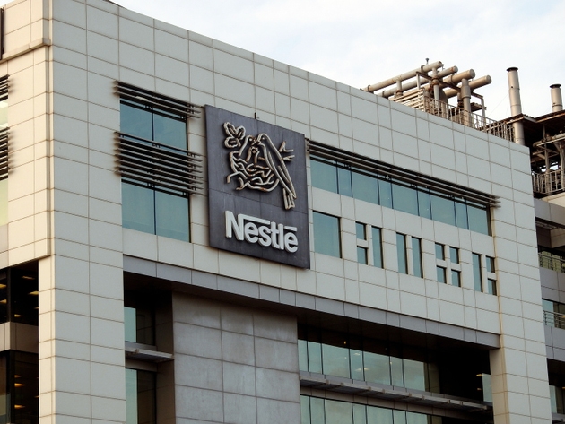 Nestlé rozšiřuje zákaz umělých barev do všech svých produktů po celém světě
