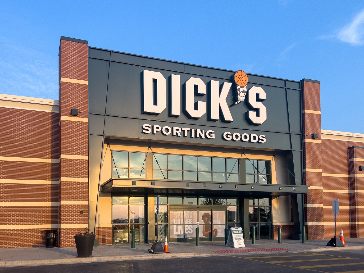 DICK'S Sporting Goods: The Market Is Ignoring The Multi-Year Foot Locker Acquisi...