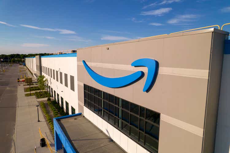 شعار أمازون على المبنى الحديث الجديد.  شعار Amazon Smile Arrow والعلامة التجارية.  مستودع مركز الوفاء ومبنى المكاتب.