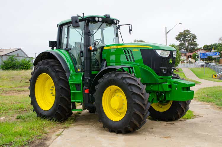 The John Deere Model 6195M agricultural tractor is a 30 gpm pressure flow compensated hydraulic system.