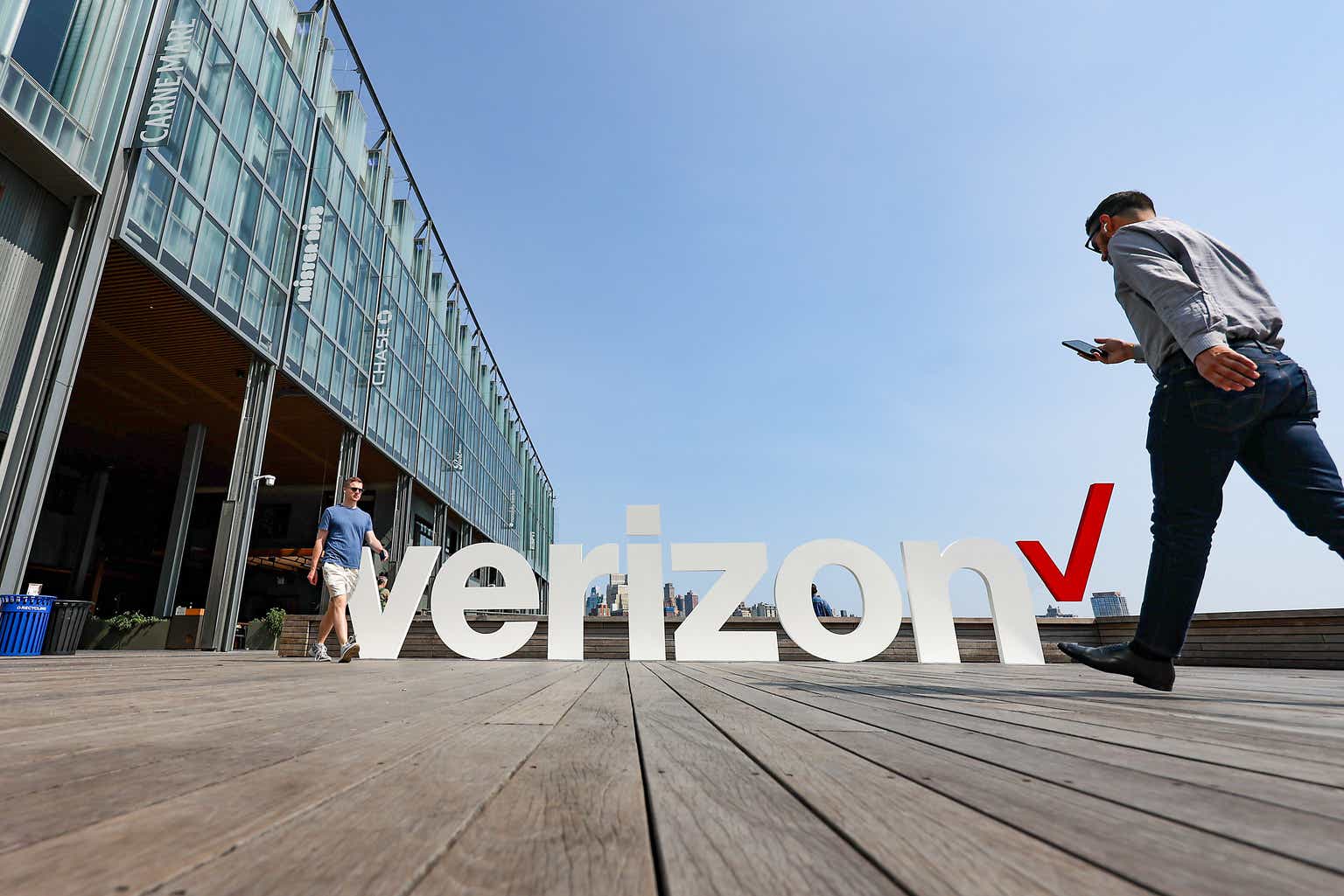 Show off your Verizon pride., Featured News Story
