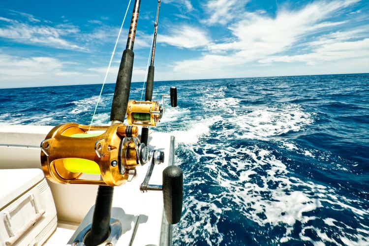 Океан рыбалка катушки с лентой на лодке на океан
