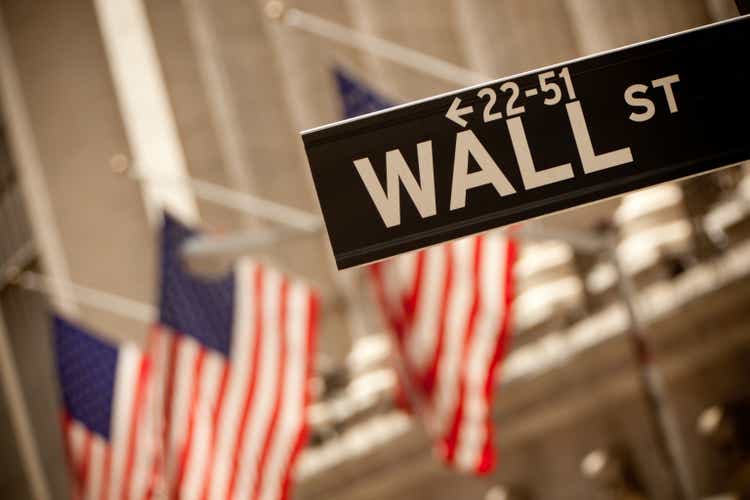 Wall-Street-Schild und American flags