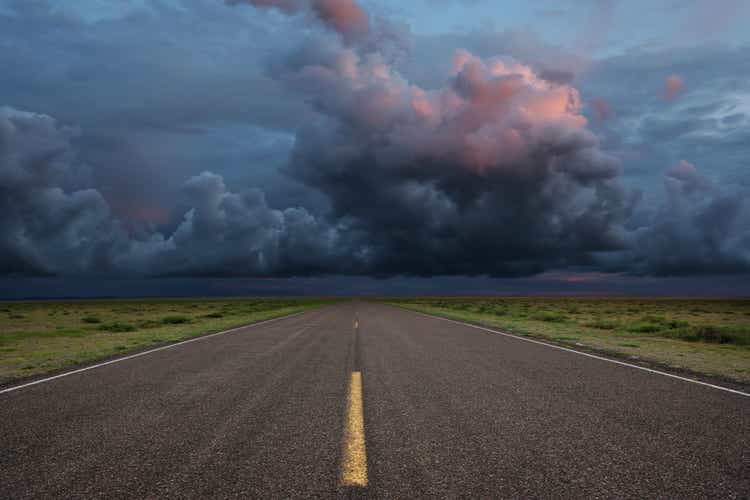 Tormenta eléctrica XXL de la carretera del desierto