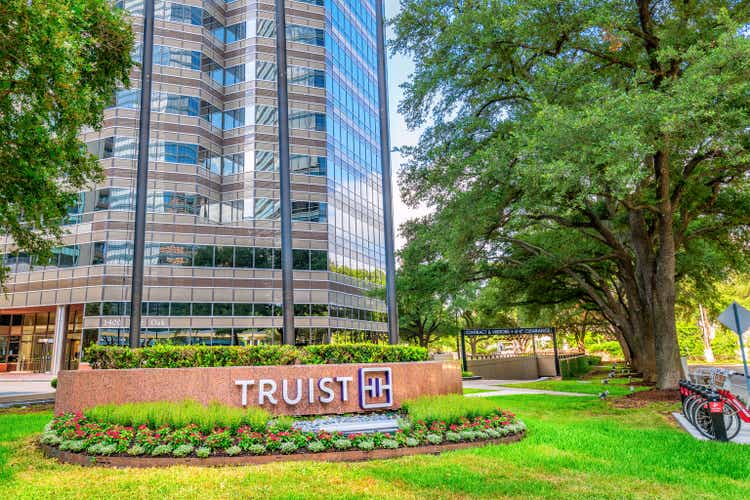 Truist Financial Beats Q3 Earnings Expectations; Challenges for Q4 Revenue 1 Truist Financial Building Houston
