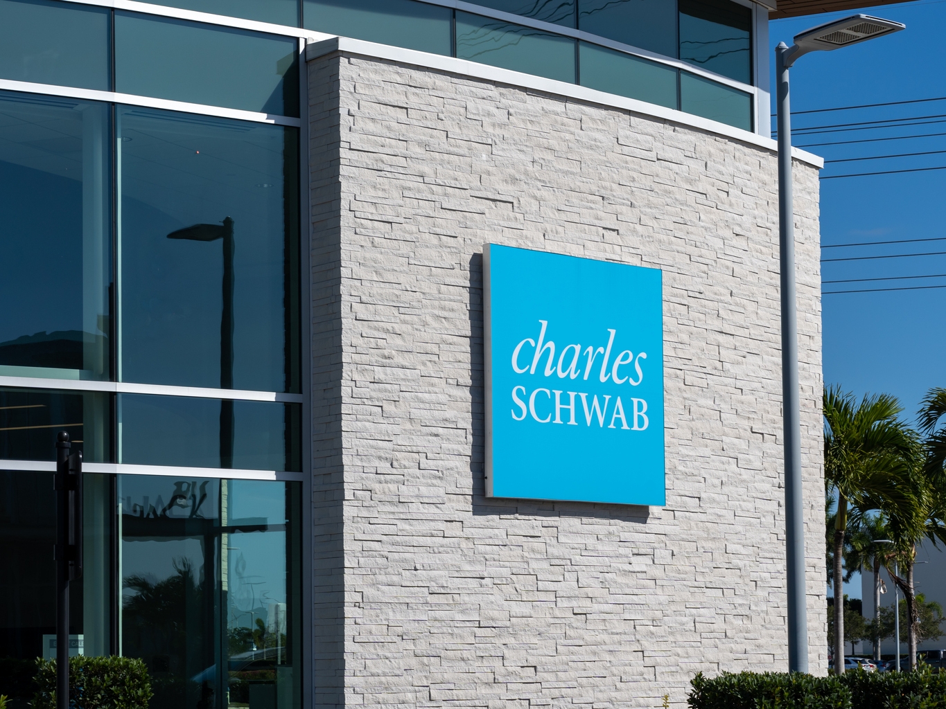 Charles Schwab: Losing Ground To Robinhood (NYSE:SCHW) | Seeking Alpha