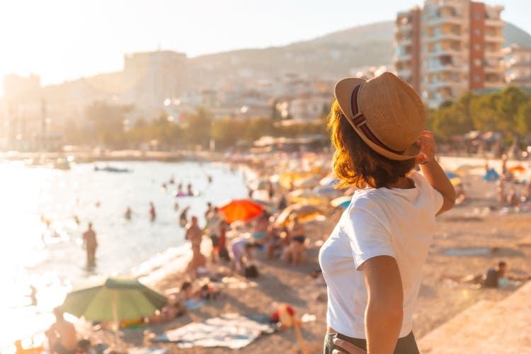 Porträt einer Touristin bei Sonnenuntergang in Sarande oder Saranda an der albanischen Riviera, Albanien
