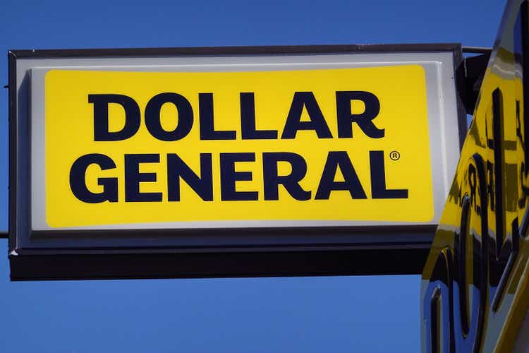 Dollar General Shares Drop After Weak Quarterly Earnings Outlook