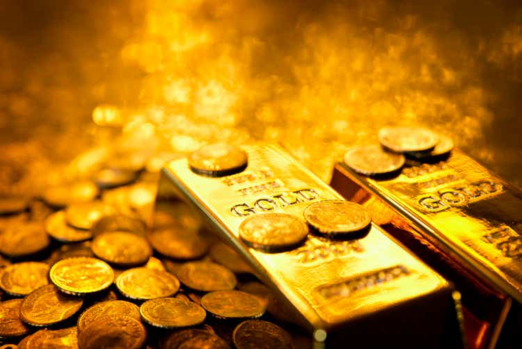 Goldbarren und Münzen