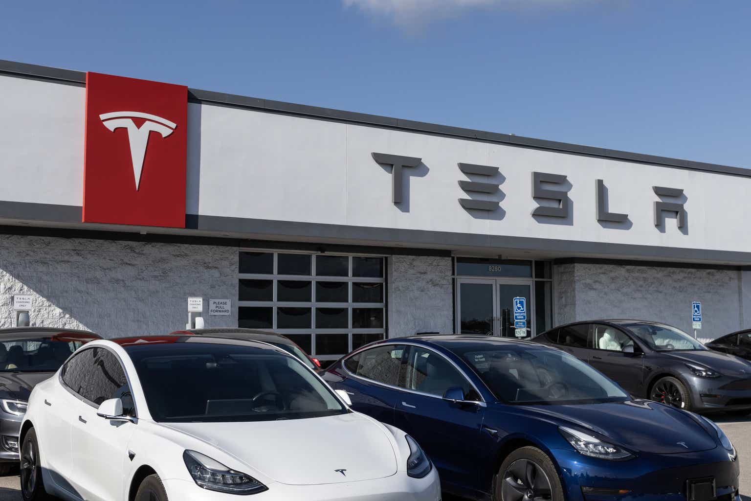 Tesla: At A Crossroads (NASDAQ:TSLA) | Seeking Alpha