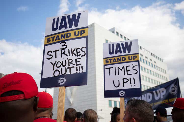 United Auto Workers Hold Limited Strikes As Contract Negotiations Expire