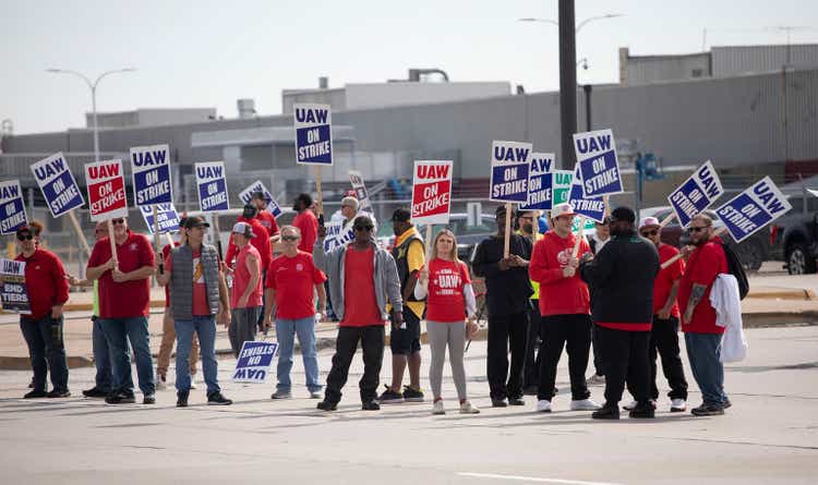 United Auto Workers Hold Limited Strikes As Contract Negotiations Expire