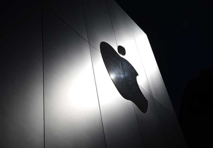 Apple To Report Quarterly Earnings