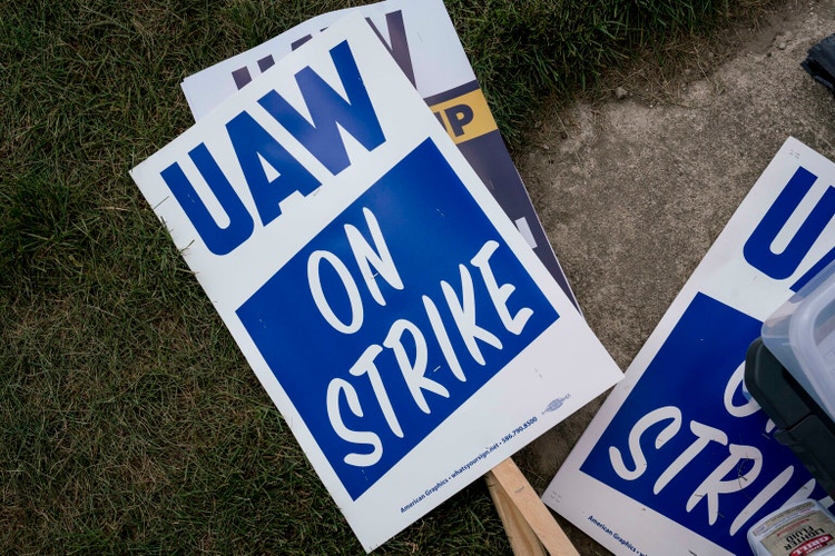 United Auto Workers Hold Limited Strikes As Contract Negotiations Expire