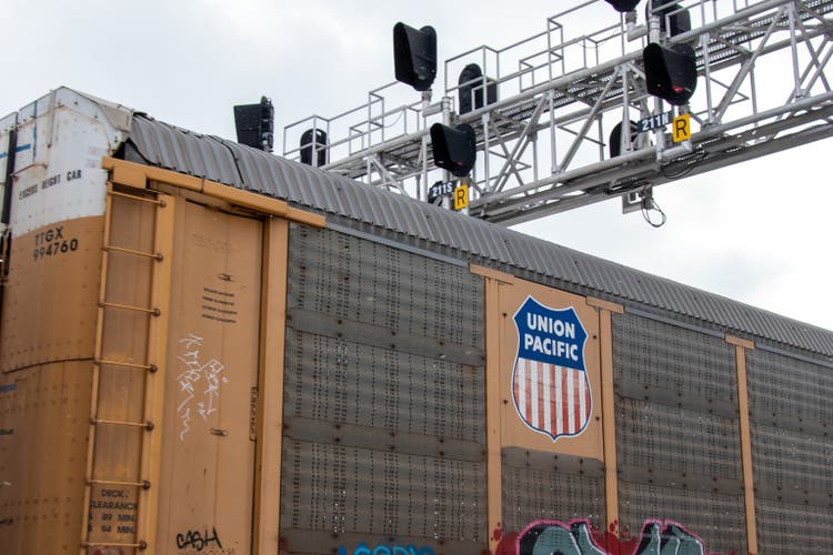 Das Logo der Union Pacific auf einem Transporter-Triebwagen in Bewegung.