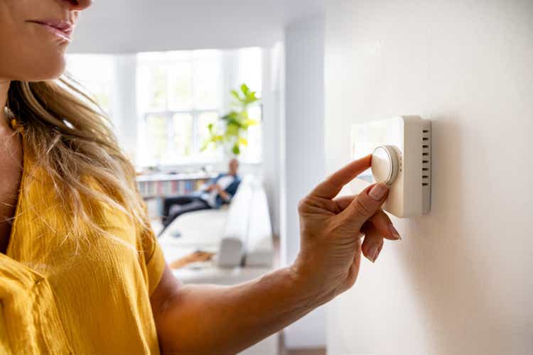 Close-up of a woman adjusting the temperature with a variator