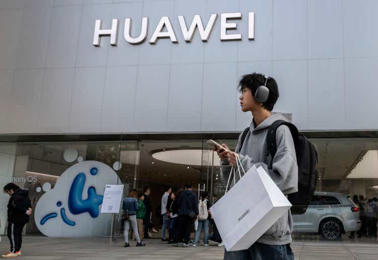 China"s Huawei Unveils New Products