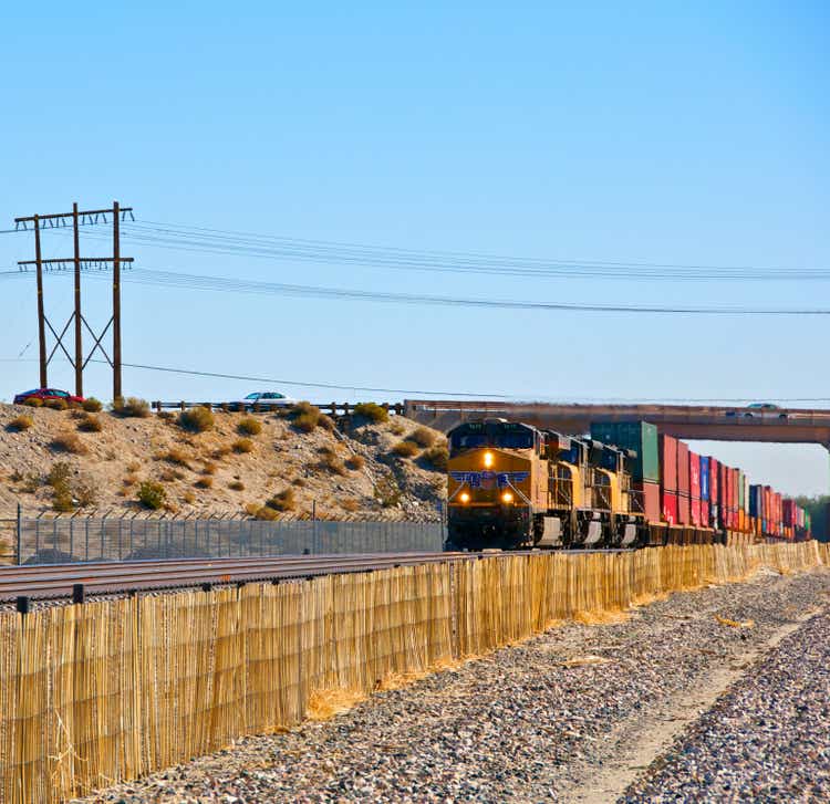 Union Pacific Railroad las locomotoras & tren de mercancías, Palm Springs, California.